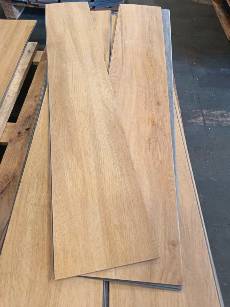 Dalle PVC clipsable décor chêne D - 1240 x 215 x 5 mm