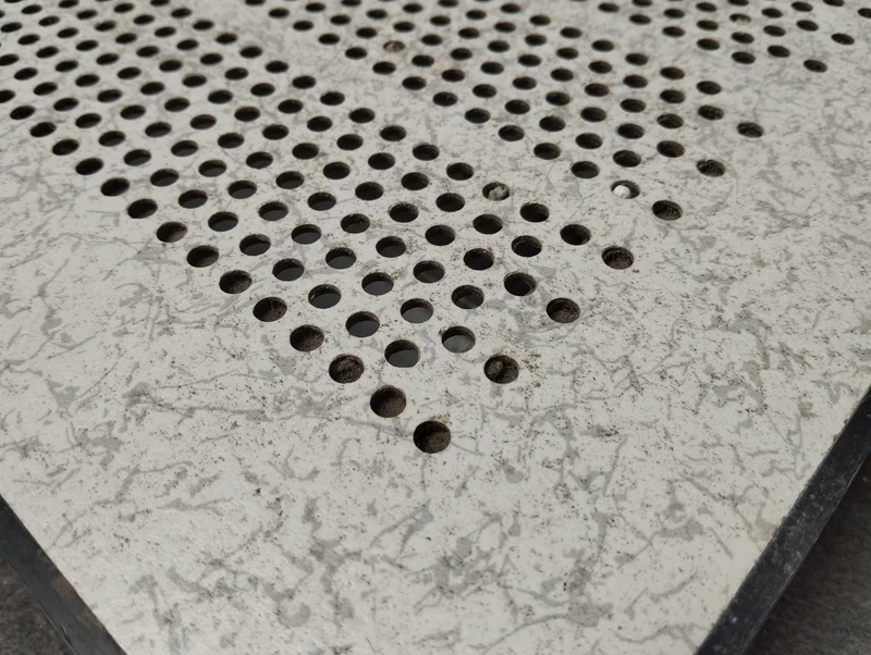 Faux plancher technique perforé - 600 x 600 x 45 mm