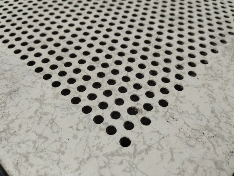 Faux plancher technique perforé blanc - 600 x 600 x 30 mm