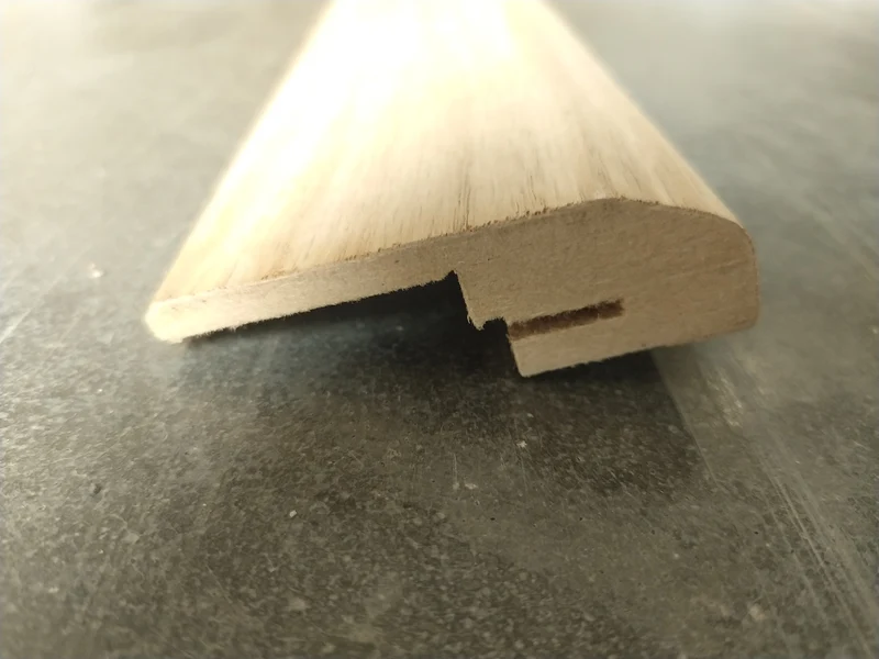 Plinthe électrique MDF plaqué chêne - 20x70 - L=2,23m