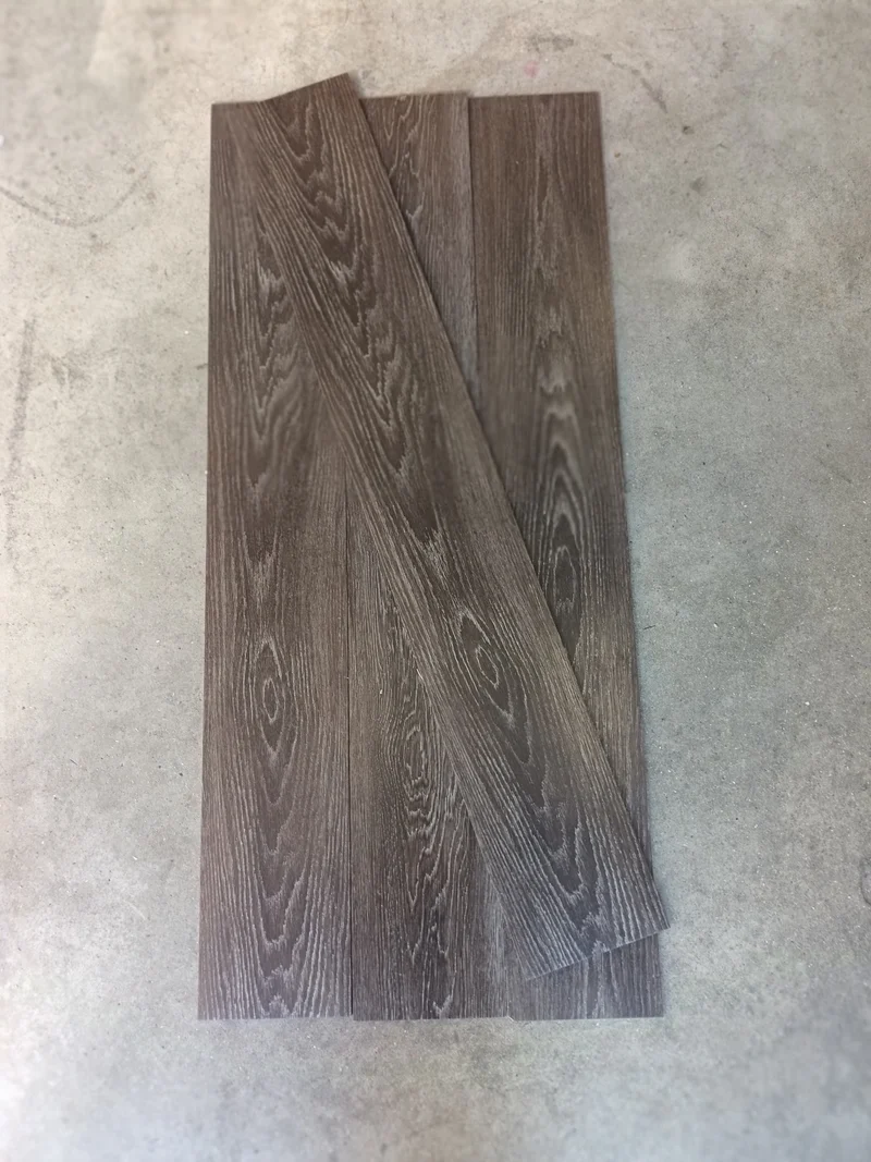 Dalle PVC gris foncé cérusé - 1200 x 180 mm - à coller