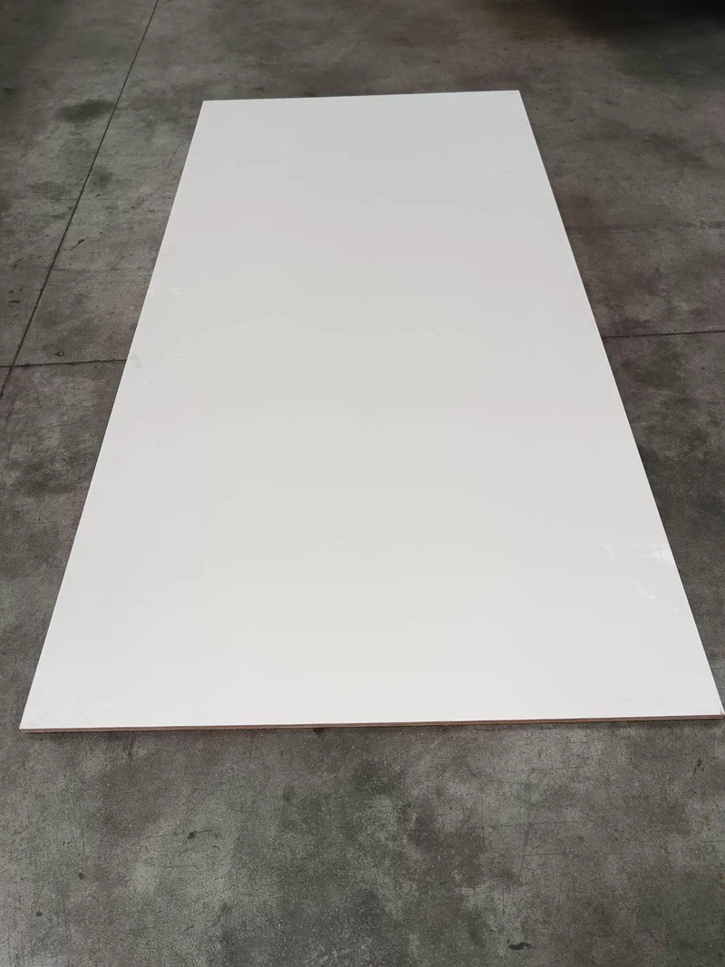 Contreplaqué okoumé pré-peint - 2500 x 1220 x 18 mm (défaut visuel)