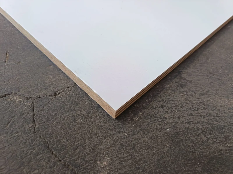 Contreplaqué okoumé pré-peint - 2500 x 1220 x 15 mm (défaut visuel)