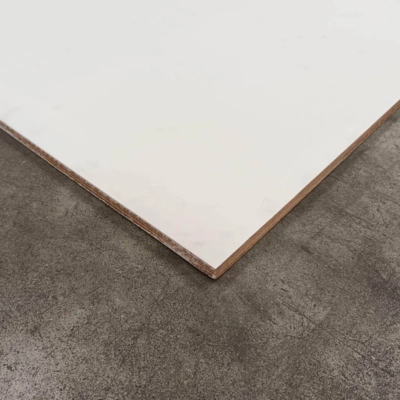 Contreplaqué okoumé pré-peint - 2500 x 1220 x 12 mm (défaut visuel)