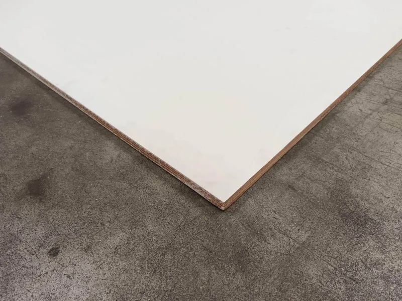 Contreplaqué okoumé pré-peint - 2500 x 1220 x 12 mm (défaut visuel)