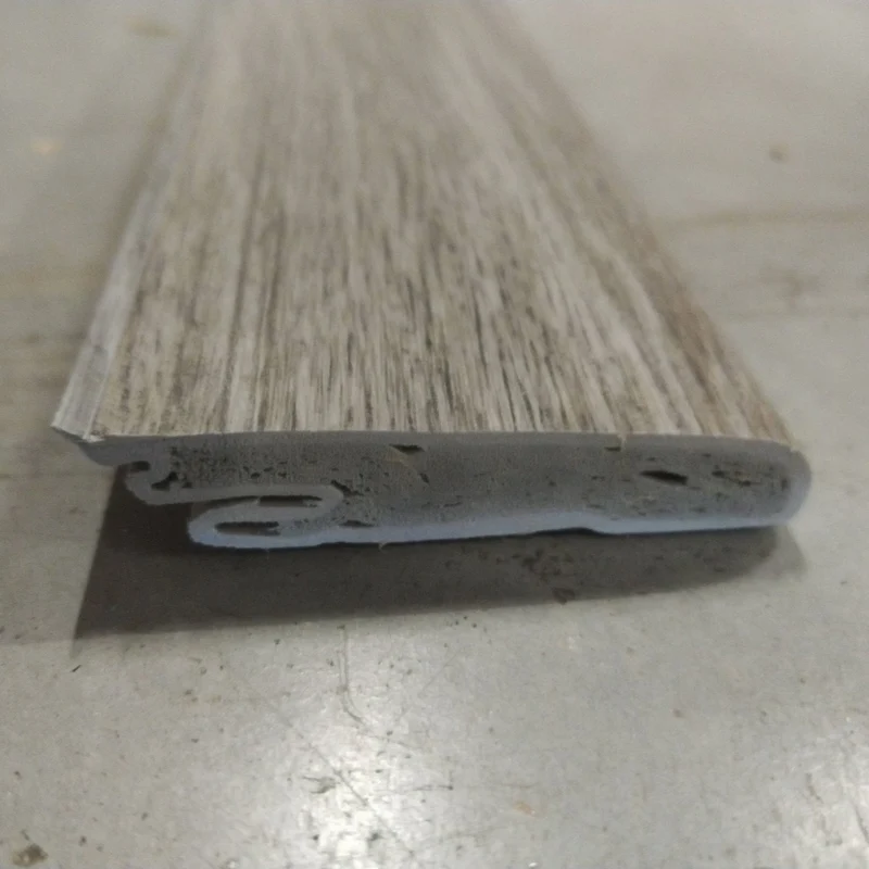Plinthe SMF décor chêne solide taupe Seville 2500x59x17,4mm