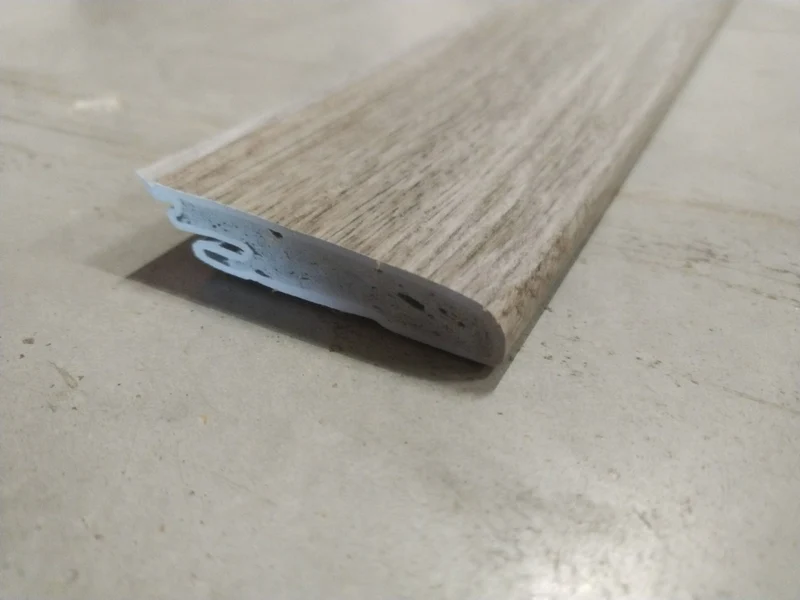 Plinthe SMF décor chêne solide taupe Seville 2500x59x17,4mm