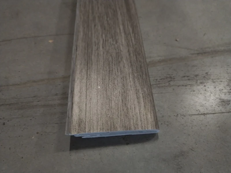 Plinthe SMF décor chêne solide taupe Seville 2500x59x17,4mm