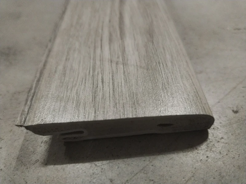 Plinthe SMF décor chêne gris clair 2500x59x17,4mm