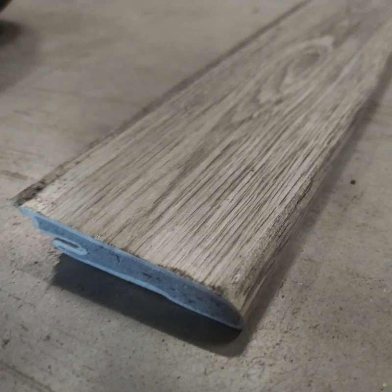 Plinthe SMF décor chêne gris 2500 x 59 x 17,4mm