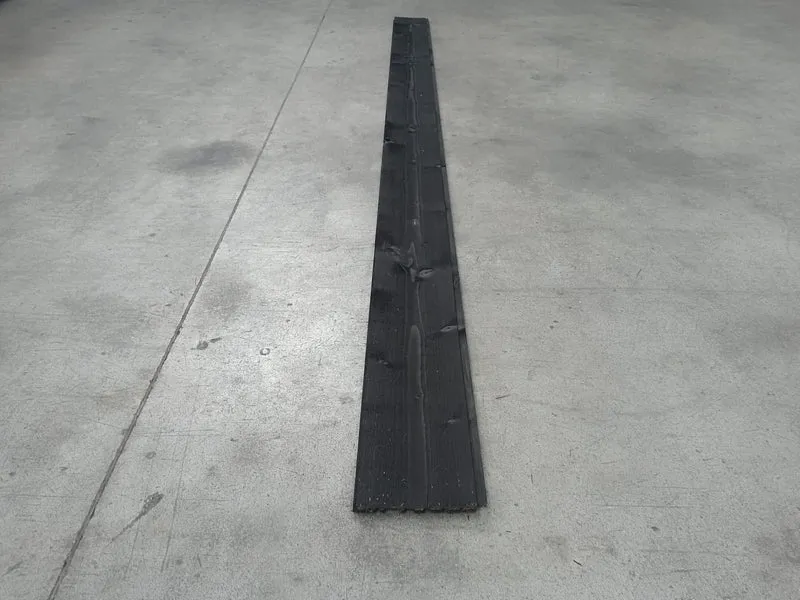 Lambris peint en noir brulé - brut de sciage - 12 x 135 - L=2,37m