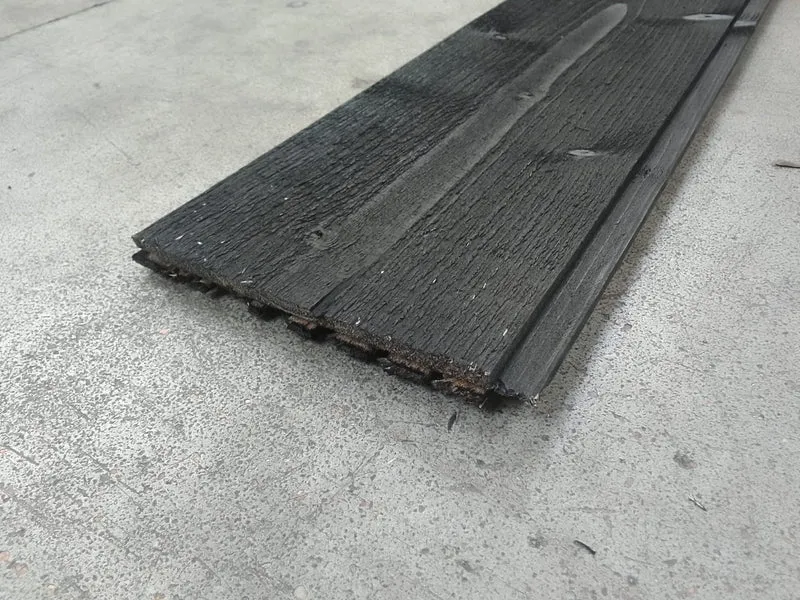 Lambris peint en noir brulé - brut de sciage - 12 x 135 - L=2,37m