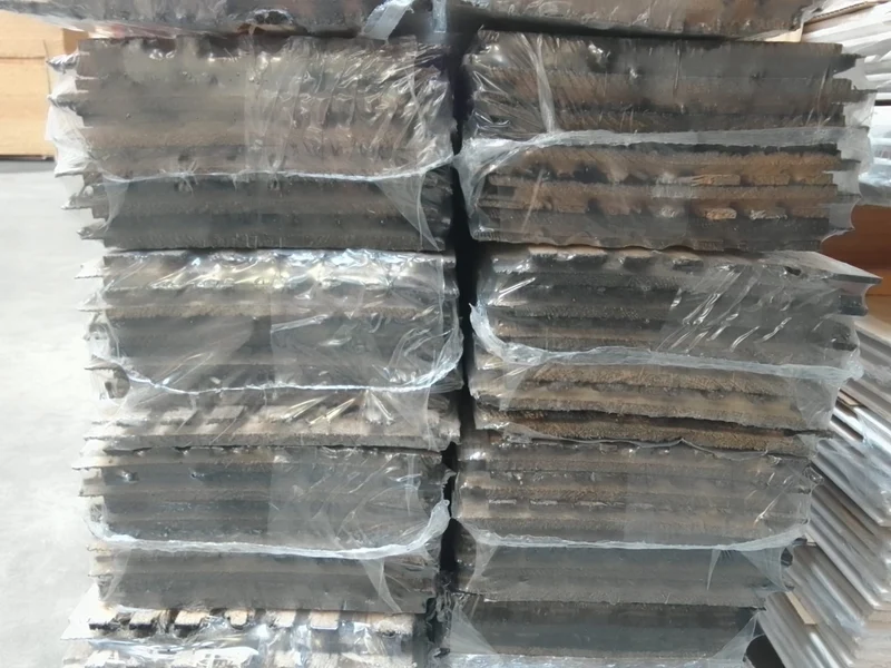 Lambris peint en noir brulé - brut de sciage - 12 x 135 - L=2,37m